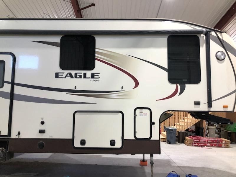 2015 Jayco Eagle 42 ft 5th Wheel Camp Trailer