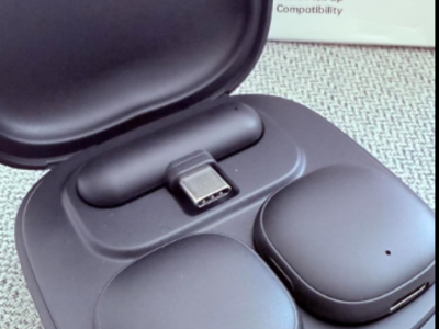 New in box Wireless Lavalier Microphone