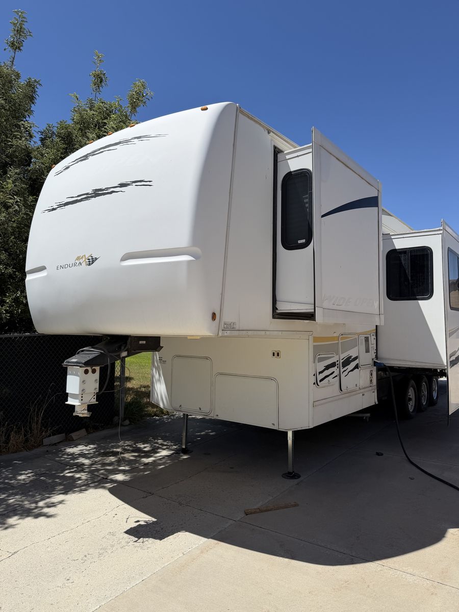 Gulfstream Endura Max 5th wheel toy hauler