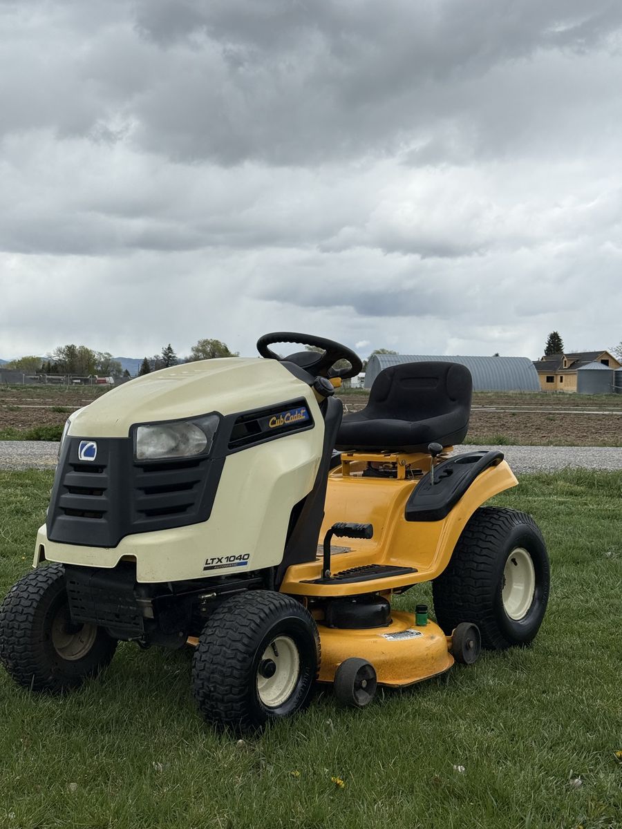 Cub Cadet LTX1040 Riding Lawn Mower – LOW HOURS –