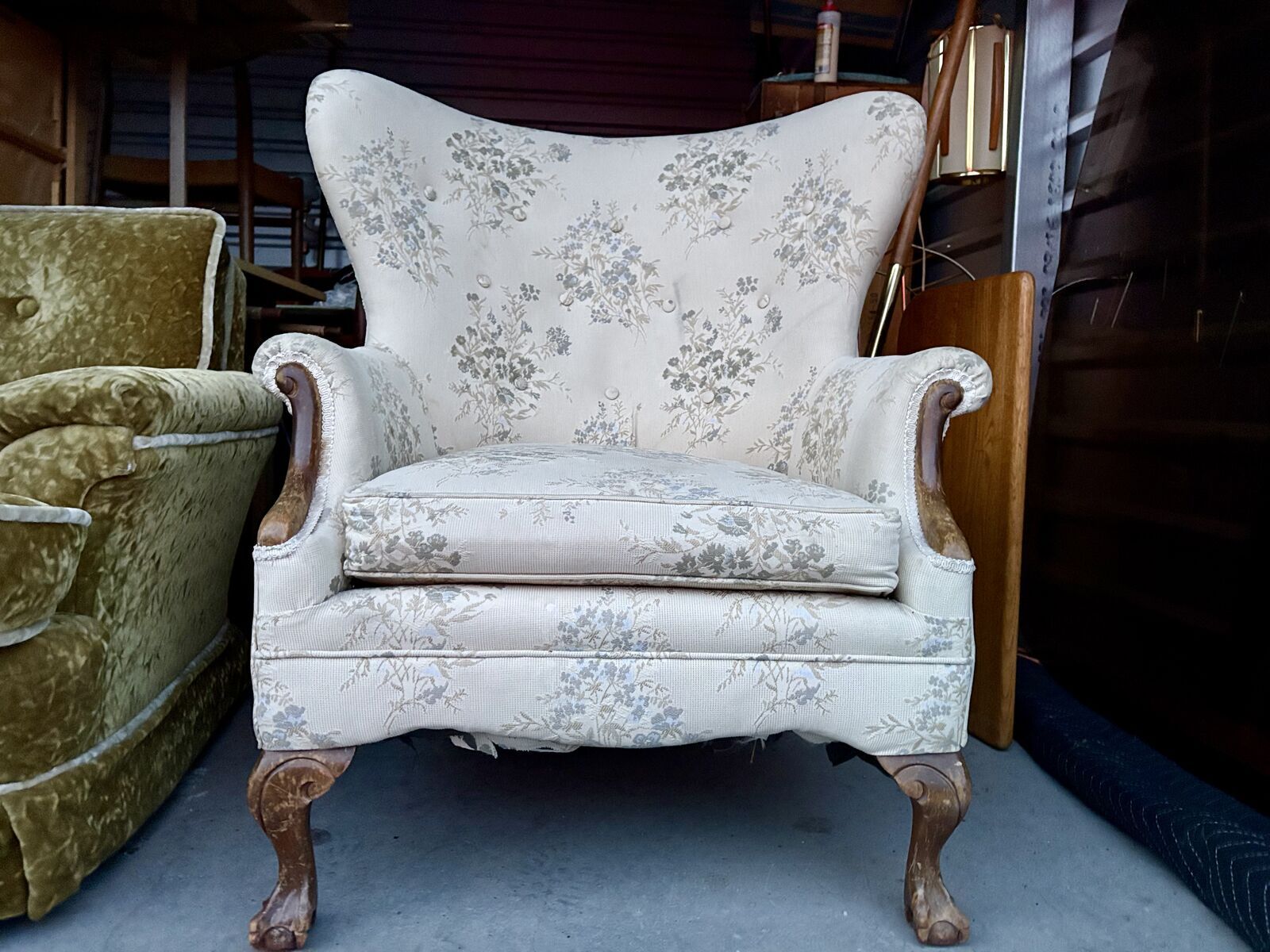 Beautiful vintage Queen Anne style wingback armchair, w/ a beautiful floral pattern fabric, cabriole legs, antique