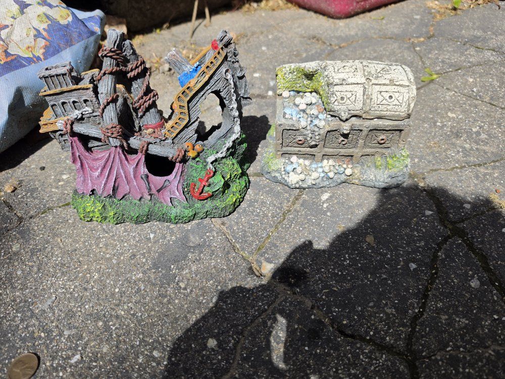 pirate themed aquarium decor