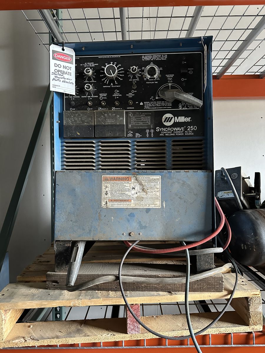 Miller Syncrowave 250 Welder (FOR PARTS)