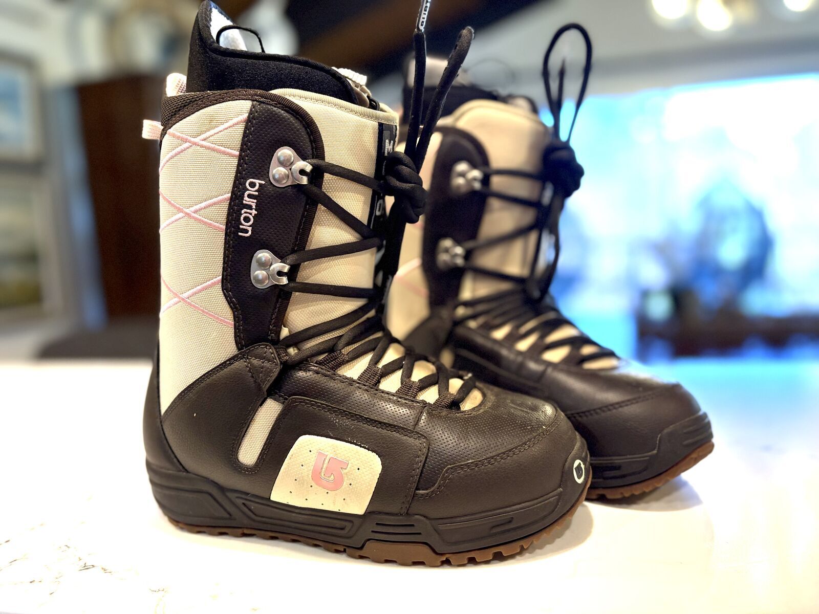 Awesome Burton snowboard boots, like new.  wmns size 6