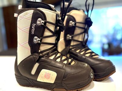 Awesome Burton snowboard boots, like new. wmns size 6