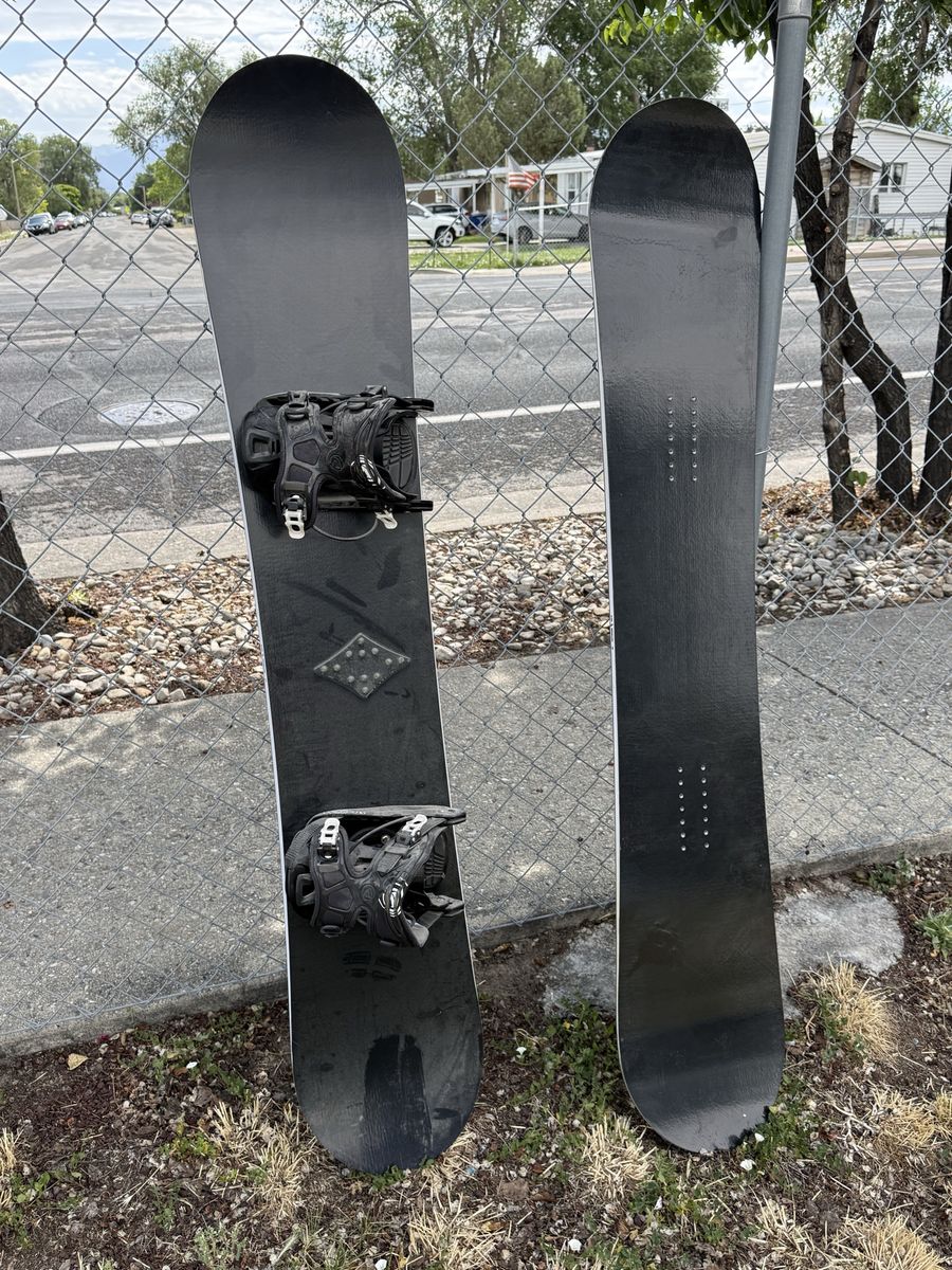Black Snowboard with Flow Bindings - New never used Snowboards for Sale
