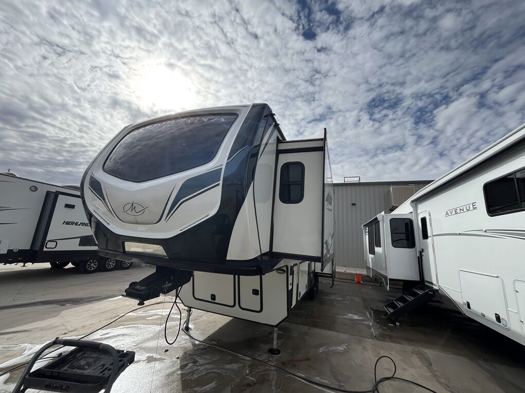 Beautiful '23 Keystone Montana Luxury 5th Wheel