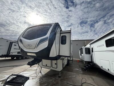 Beautiful '23 Keystone Montana Luxury 5th Wheel