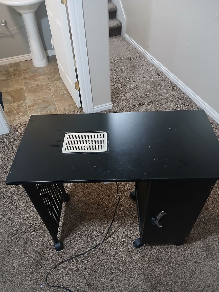 Nail salon table