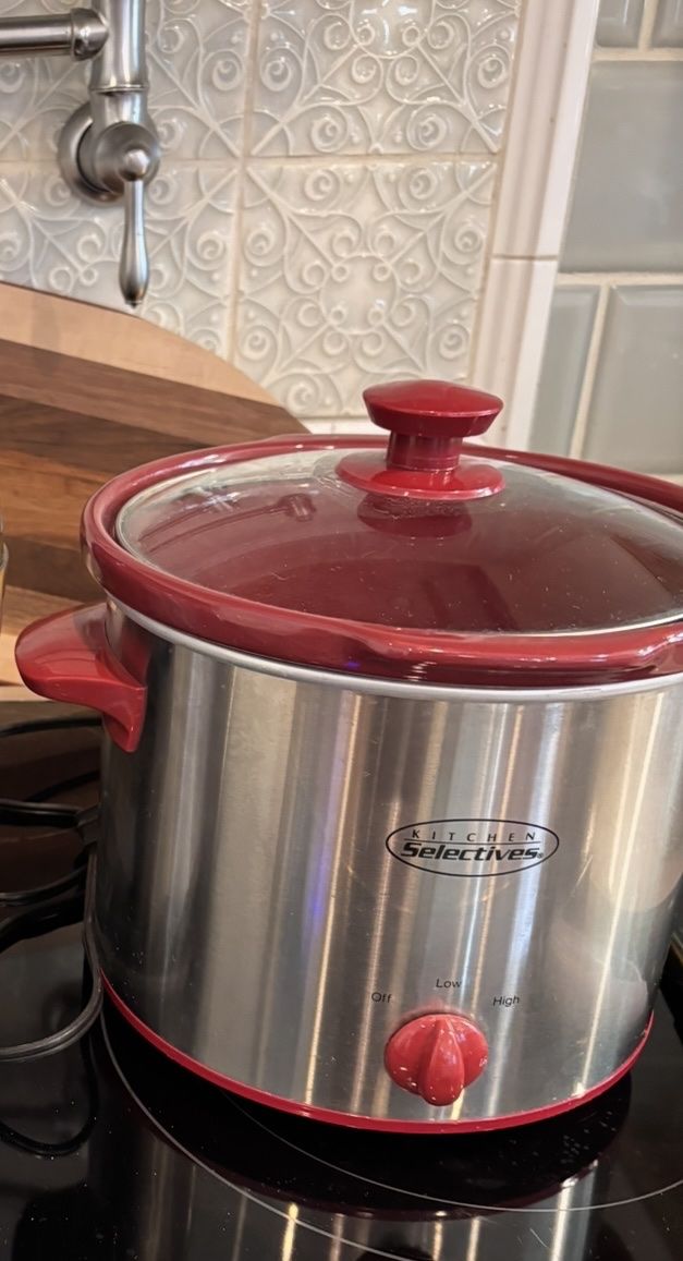 Medium size slow cooker/crockpot.