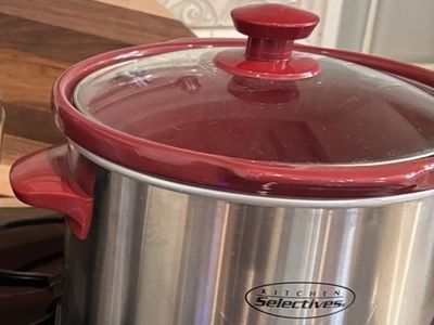 Medium size slow cooker/crockpot.