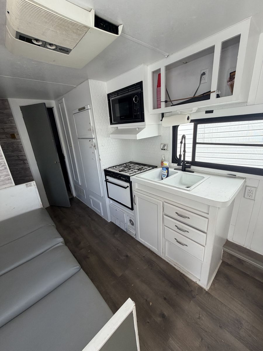 1995 Skyline Travel Trailer – Updated Interior – Clean Title – Family Ready!