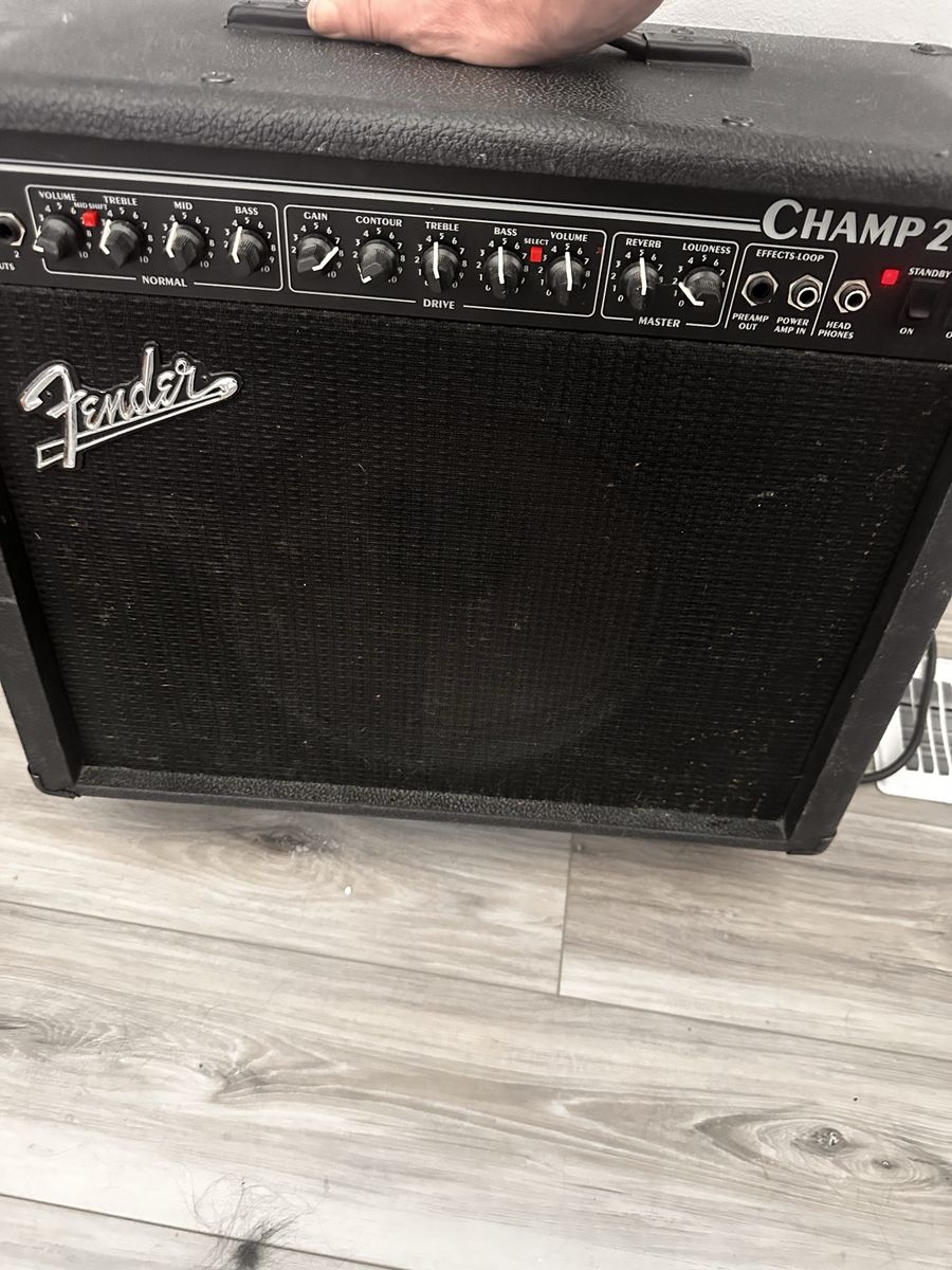 Fender Champ 25 SE Guitar Amplifier - Black, Solid State & Tube Hybrid Amp