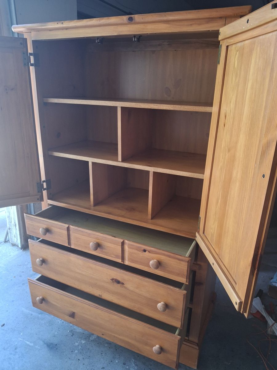 pine wood dresser/cabinet/ceasar