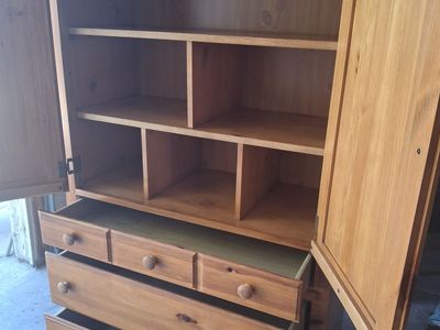 pine wood dresser/cabinet/ceasar