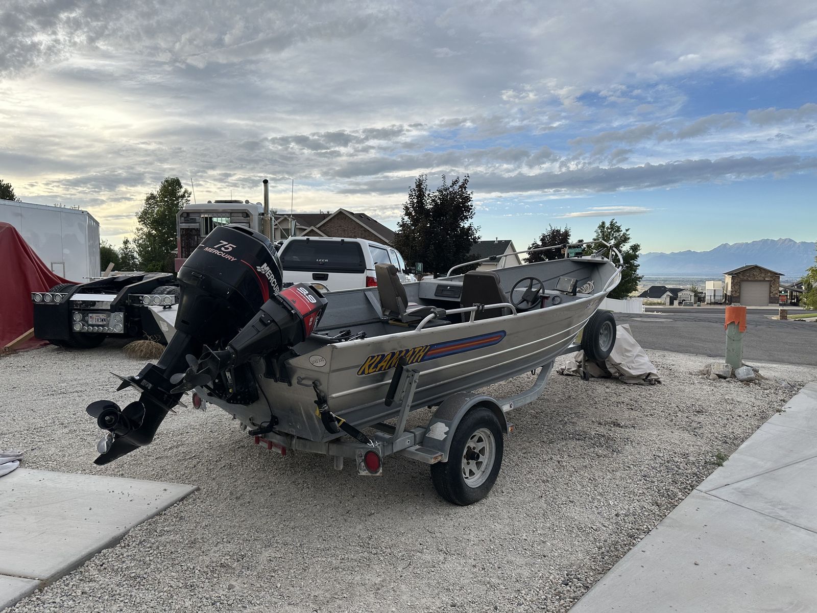 18' Klamath Bayrunner Fishing Boat