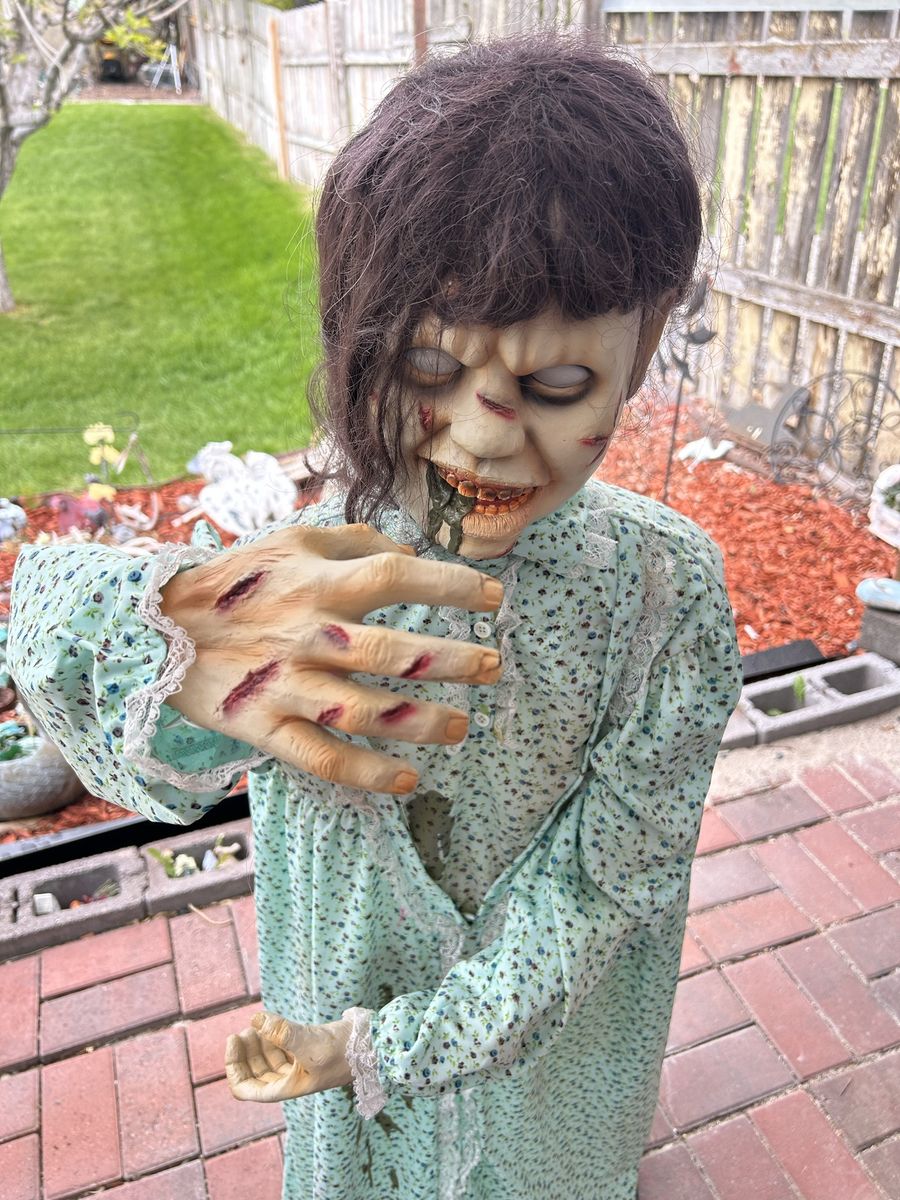 THE EXORCIST Regan Animatronic Halloween Prop 5'