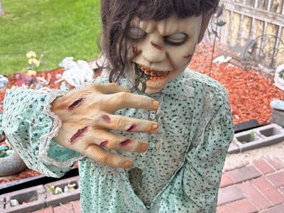 THE EXORCIST Regan Animatronic Halloween Prop 5'