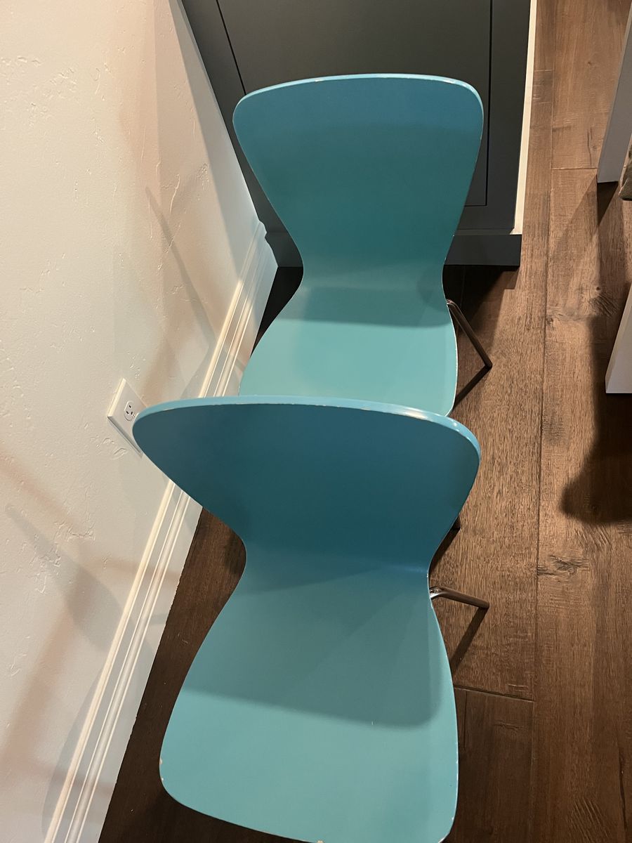 Kids table and chairs