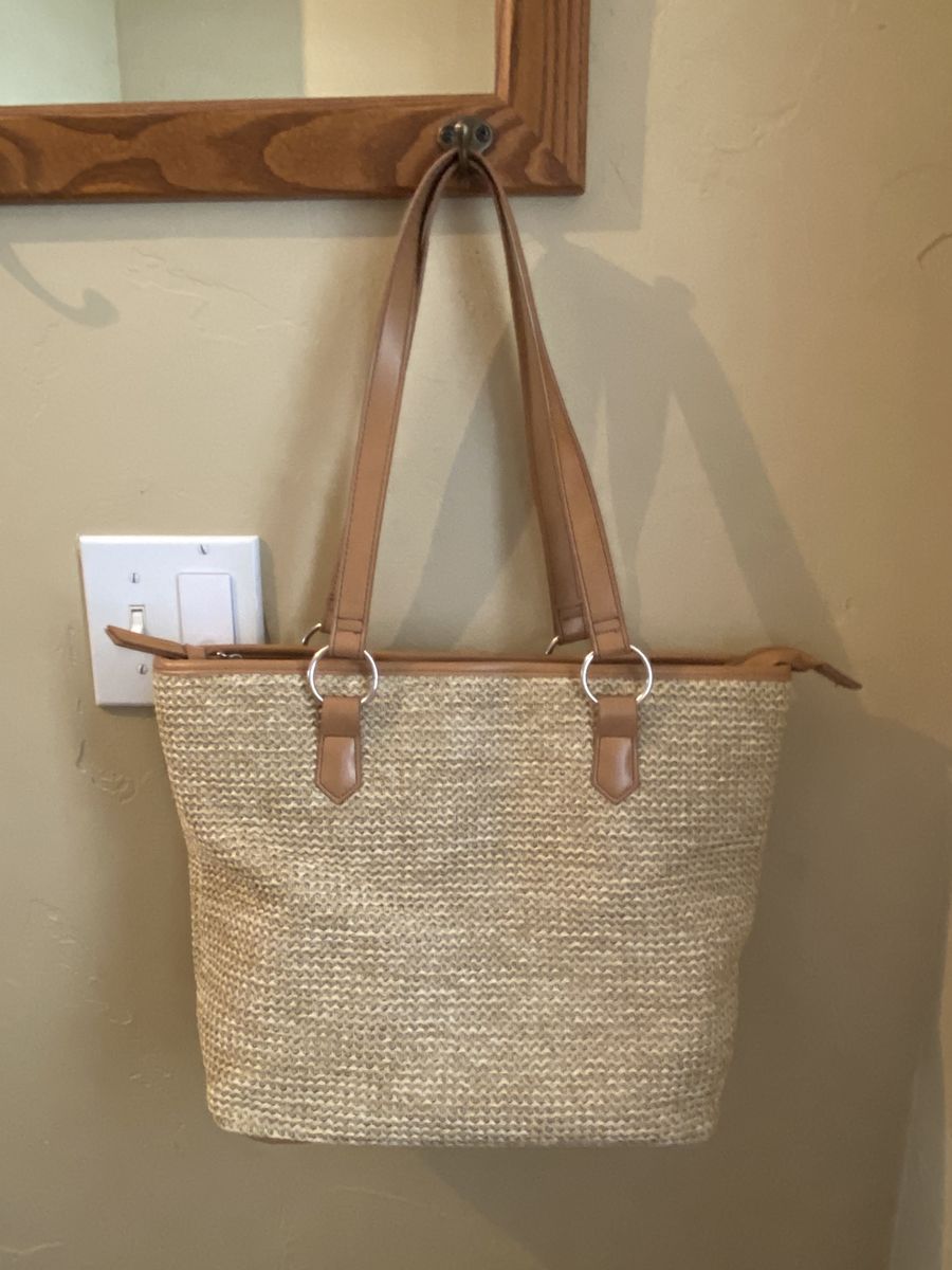 LIKE NEW - Cute Summer Handbag/Purse With Plenty Of Storage for Great Organization