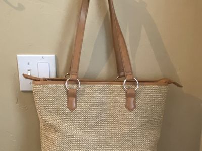 LIKE NEW - Cute Summer Handbag/Purse With Plenty Of Storage for Great Organization