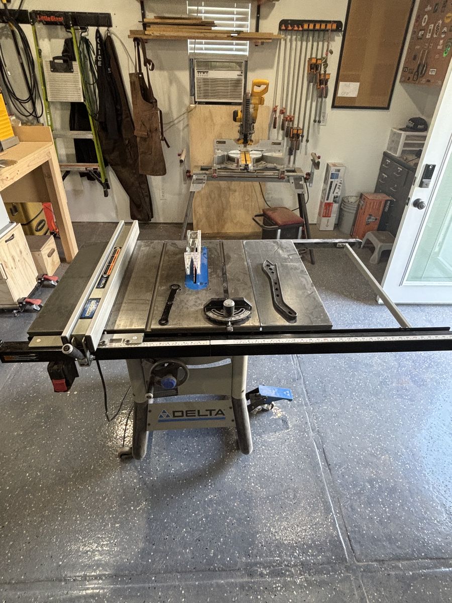 Delta 10” Contractor Tablesaw