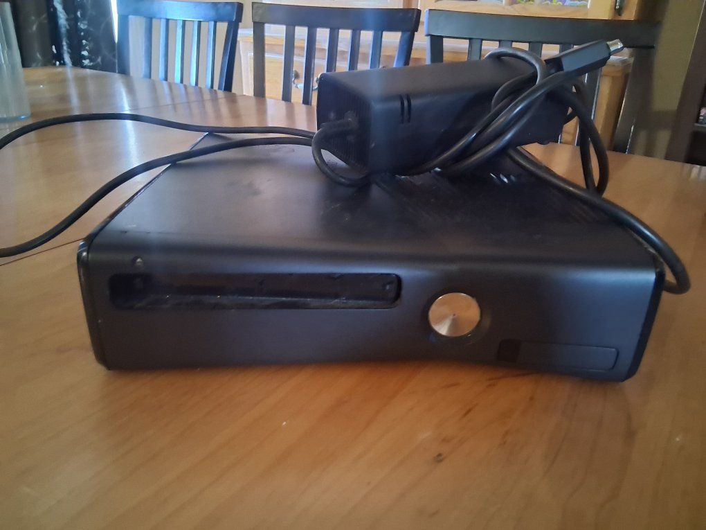 BROKEN Microsoft Xbox 360 Elite Console System with Power Brick - Black (Used)