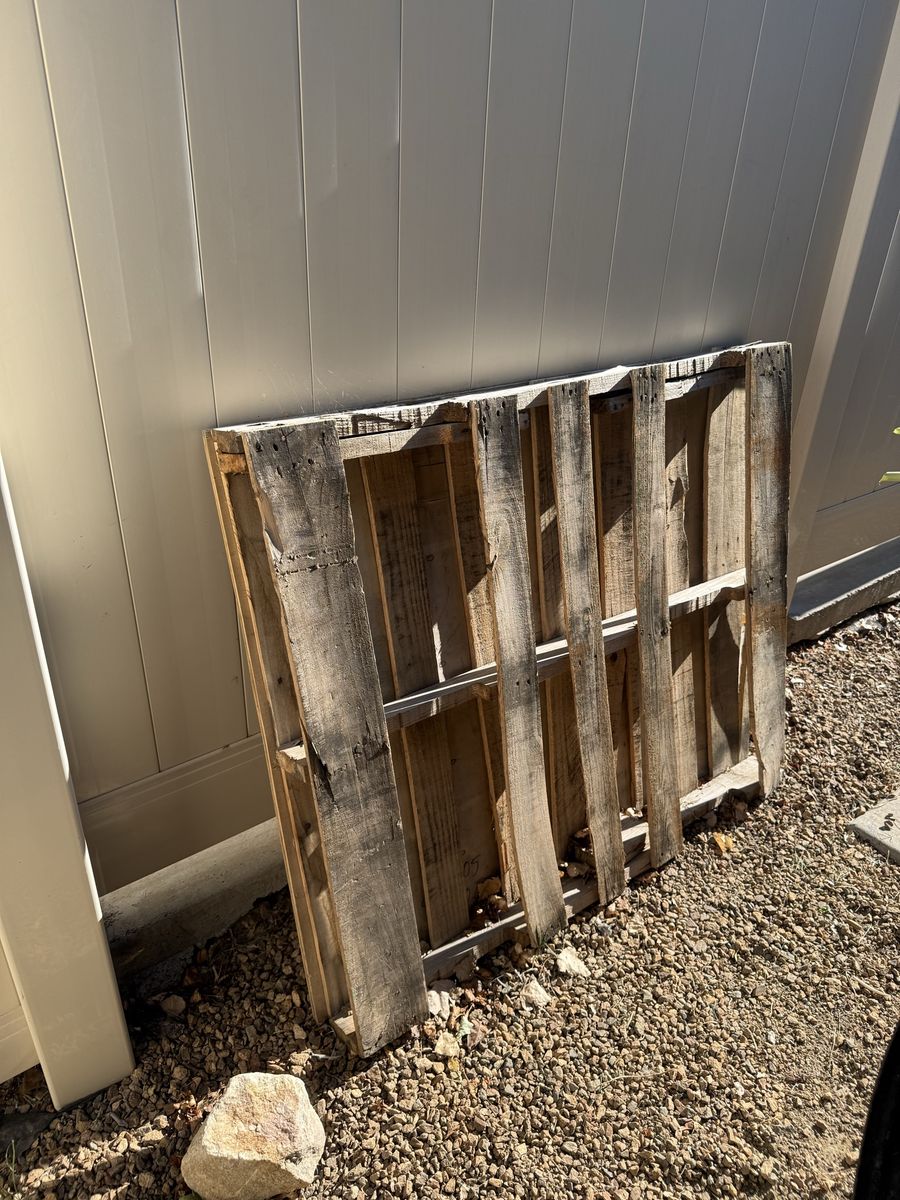 Wood pallet