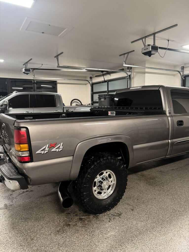 06 GMC 8 Foot Bed