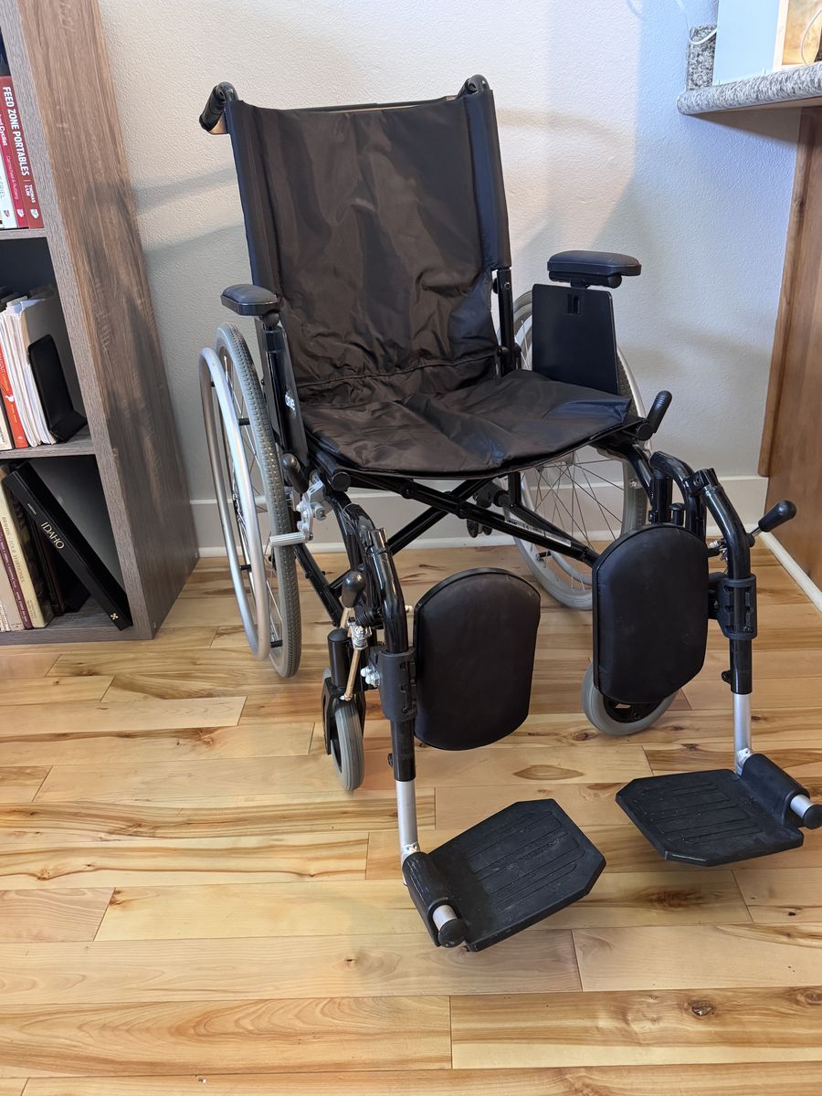 Drive Medical Cougar Ultra Lightweight Wheelchair, 18", Excellent Condition