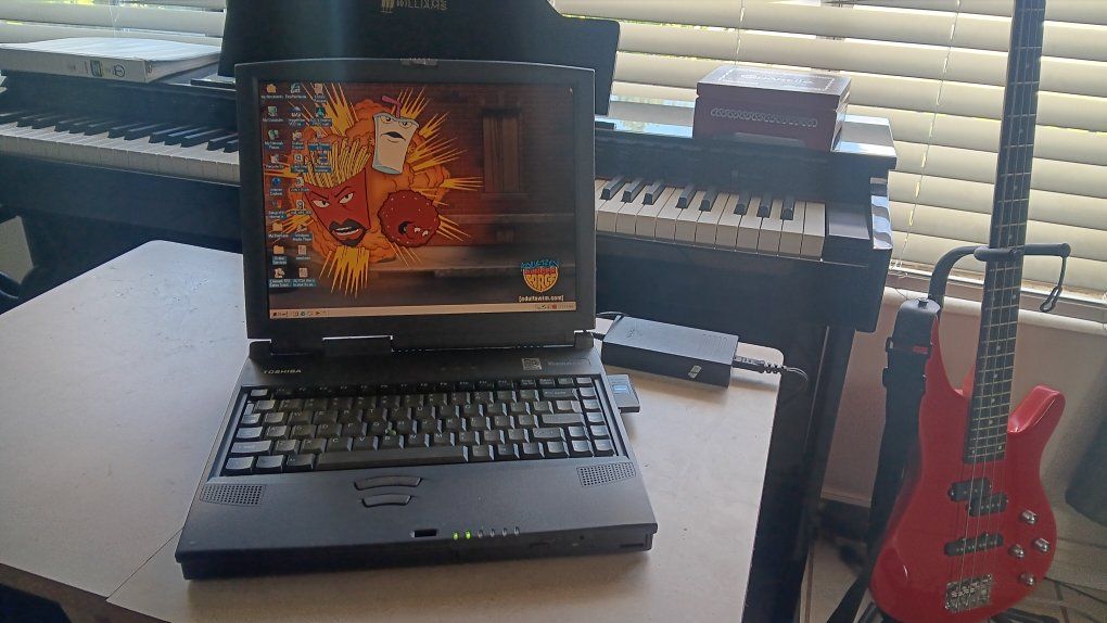 Vintage Toshiba Tecra 8000 circa 1998