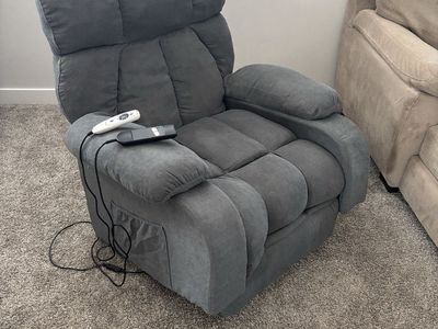 Power Lift Recliner - Like New!