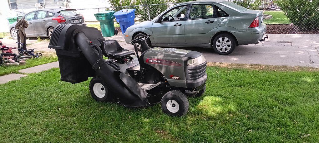 Craftsman LT1000 Riding Lawn Mower with grass catcher
