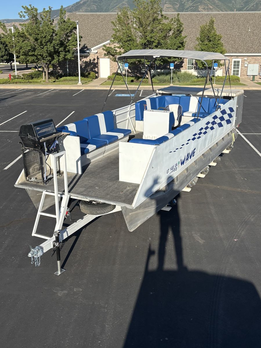 Pontoon 115HP Yamaha motor