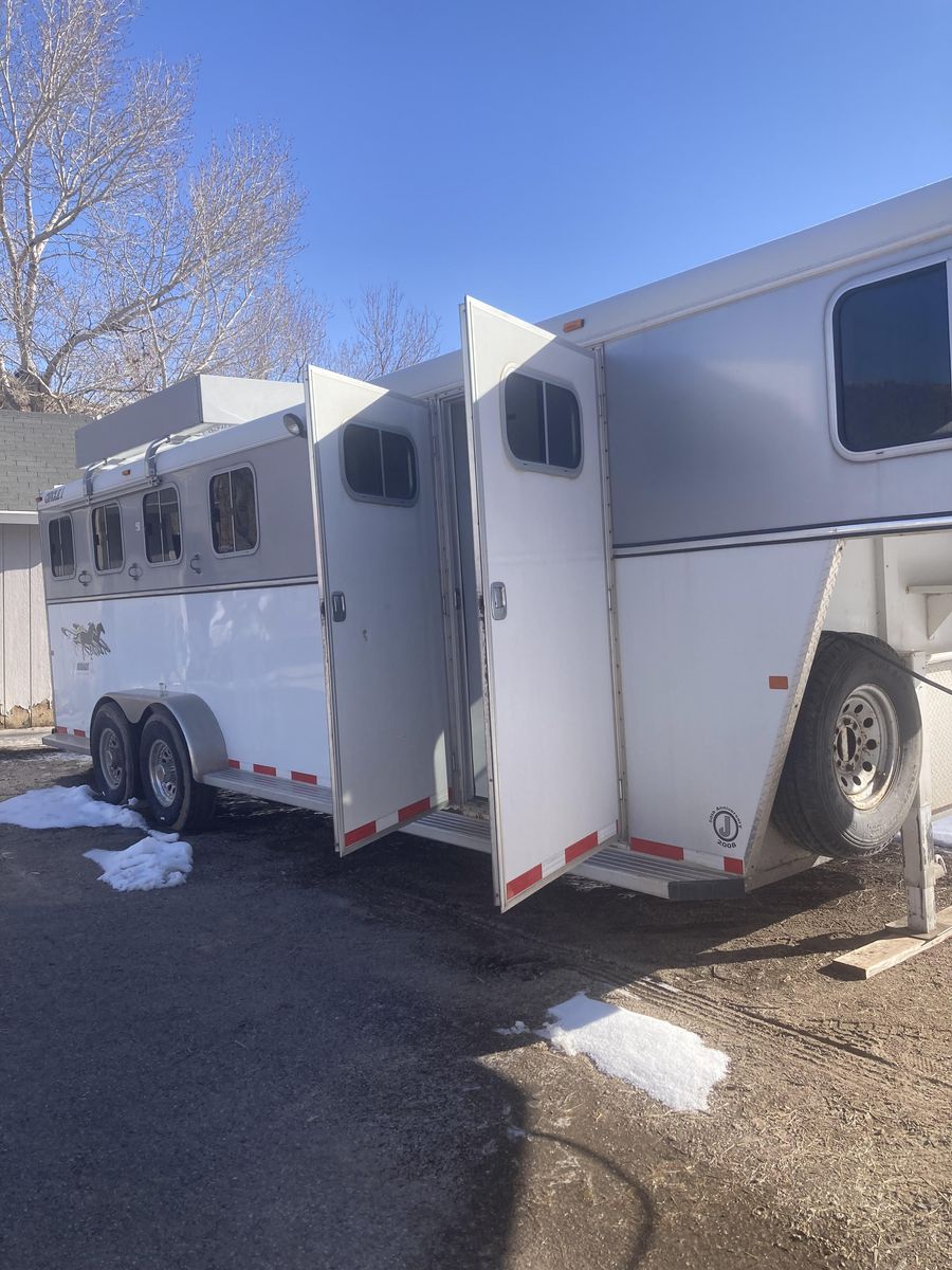 2008 Circle J - 4 horse trailer w/ midtack