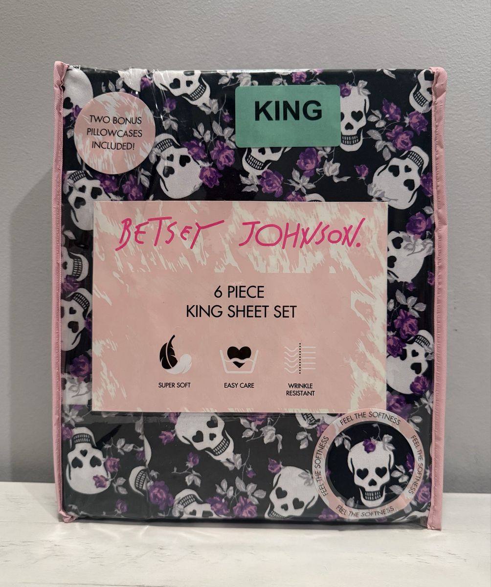 Halloween Betsey Johnson 6 Piece King Sheet Set Skulls and Roses