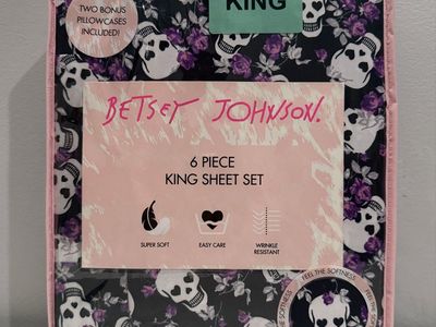 Halloween Betsey Johnson 6 Piece King Sheet Set Skulls and Roses