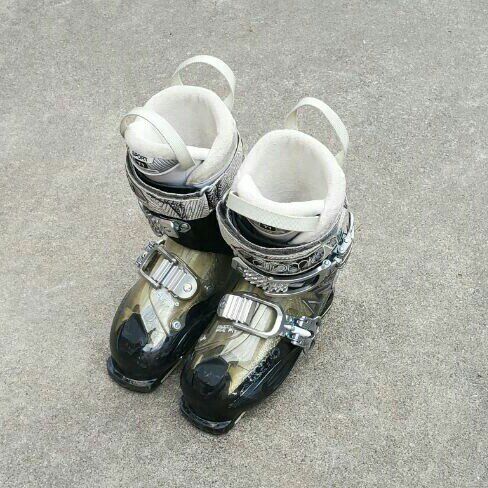 Women's Atomic Sz 6-6.5 Ski Boots 279 mm Mondo 23