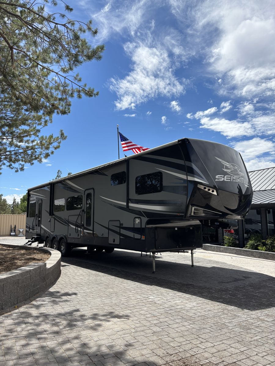 2019 Jayco Seismic Toy hauler- 5th wheel