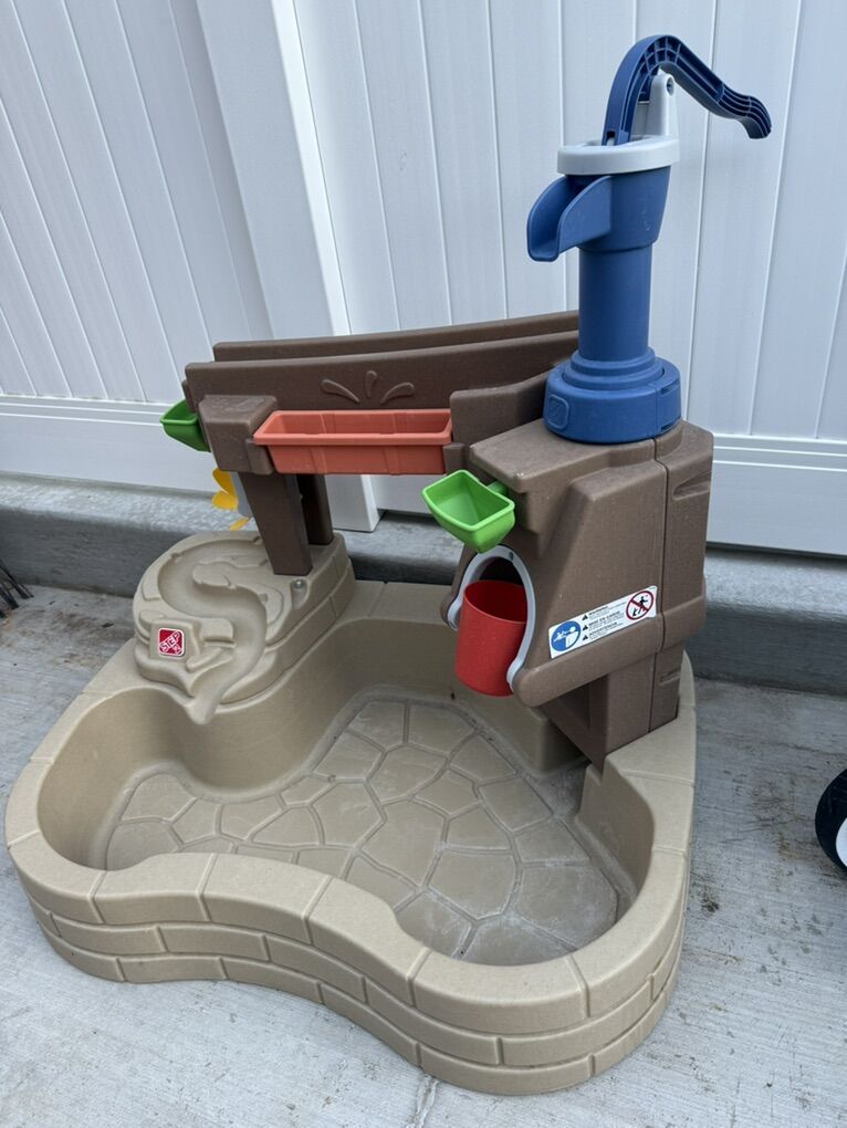 Step 2 pump and splash sand and water sand box