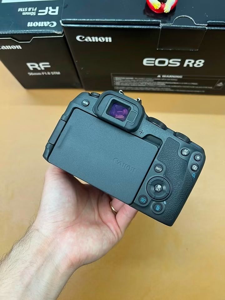 Canon R8, rf50