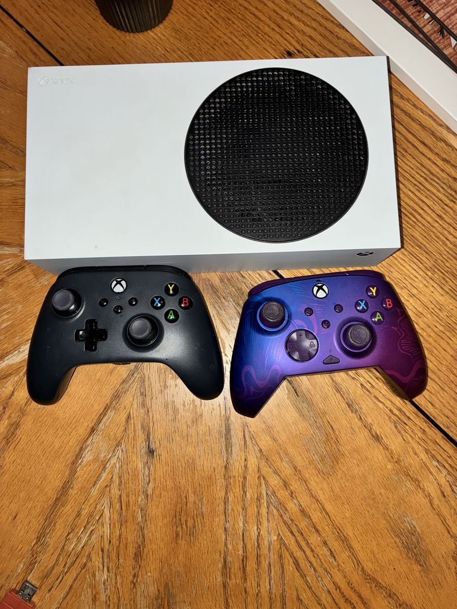 XboX series s w/2 Controllers