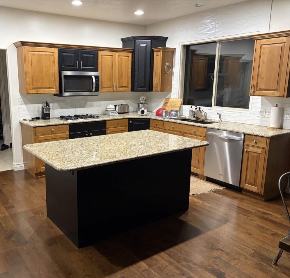 Two Tone Big Kitchen Alder Cabinets
