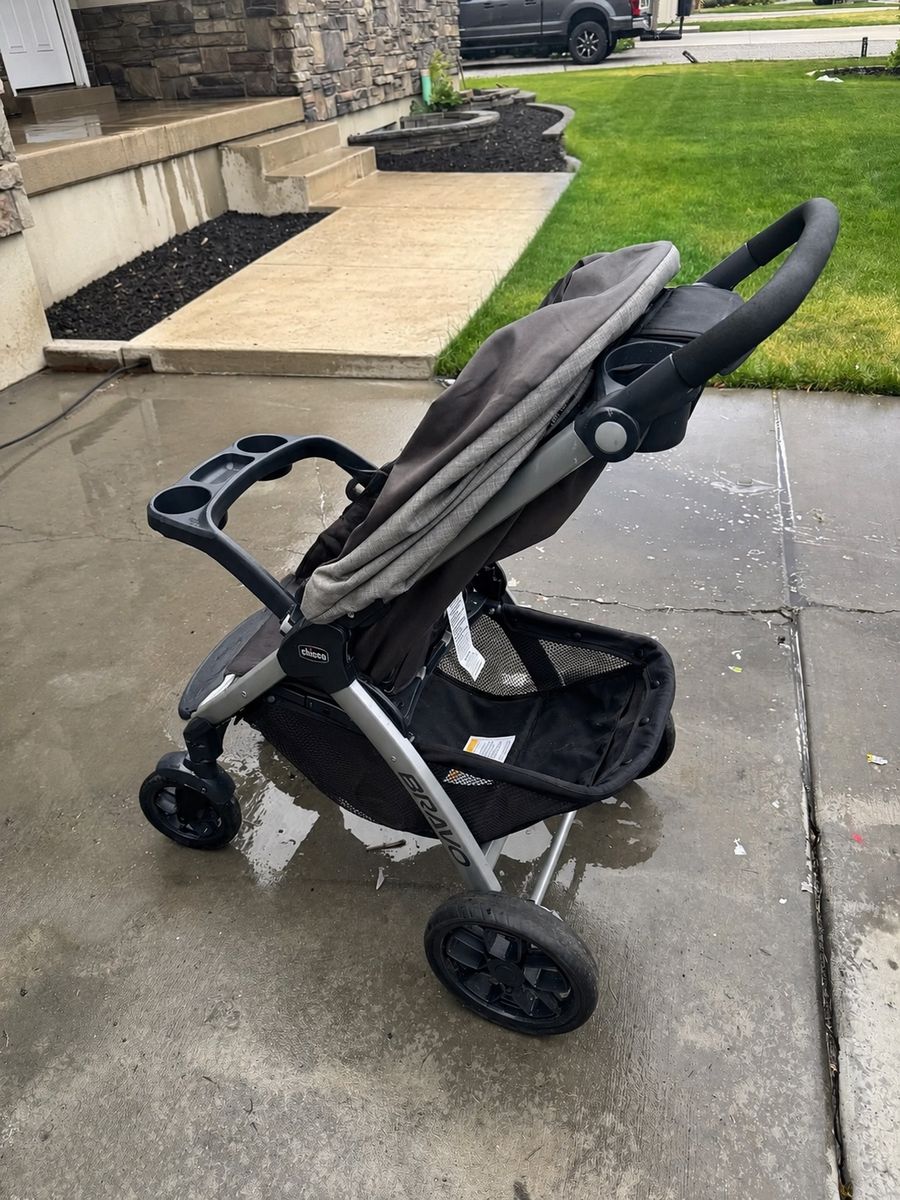 Chicco car seat, stroller and two bases