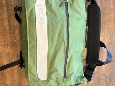 Patagonia Critical Mass Giant Messenger Bag – Green – Excellent Condition