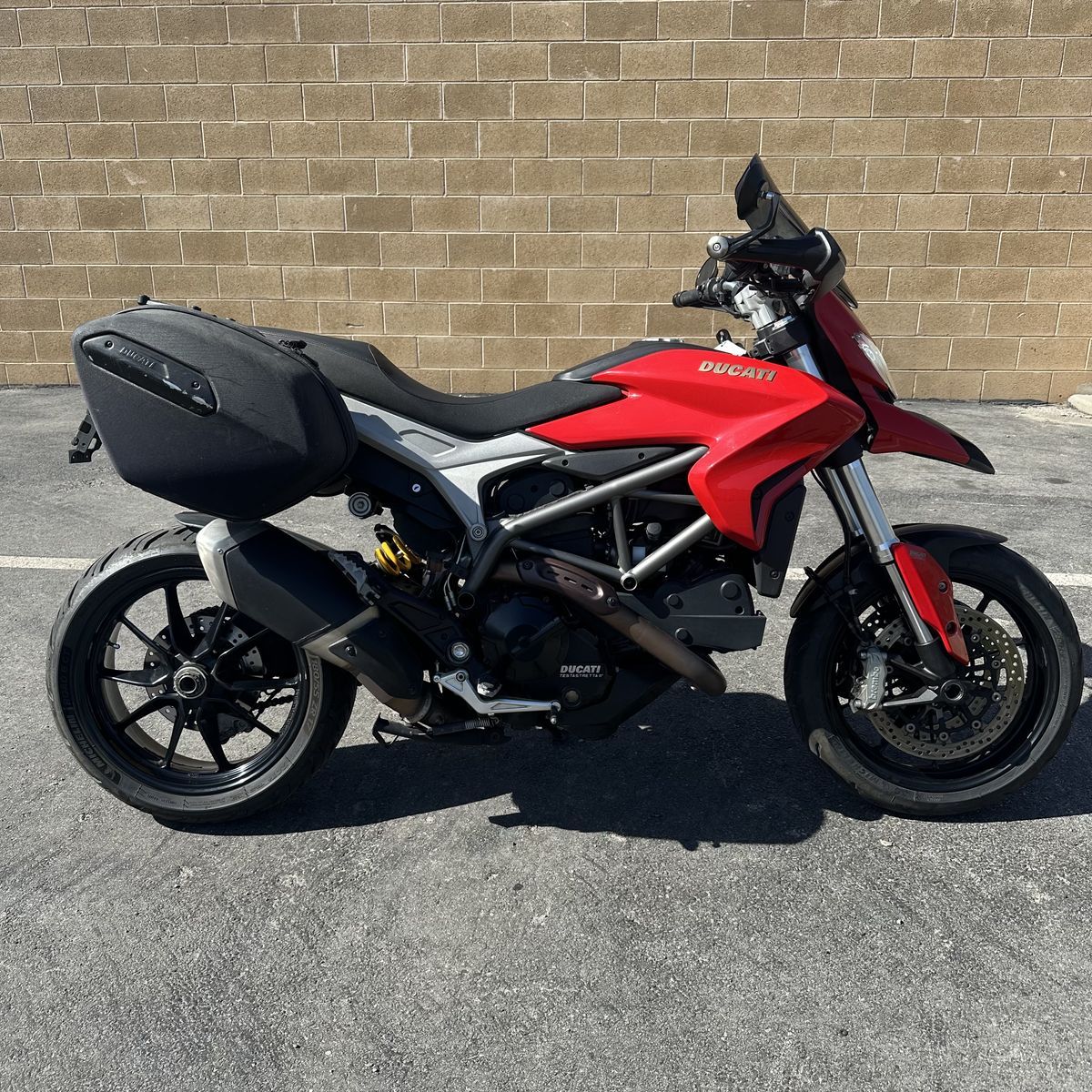 2013 Ducati Hyperstrada 821 - Sport Touring Bike - Street Fighter Hypermotard