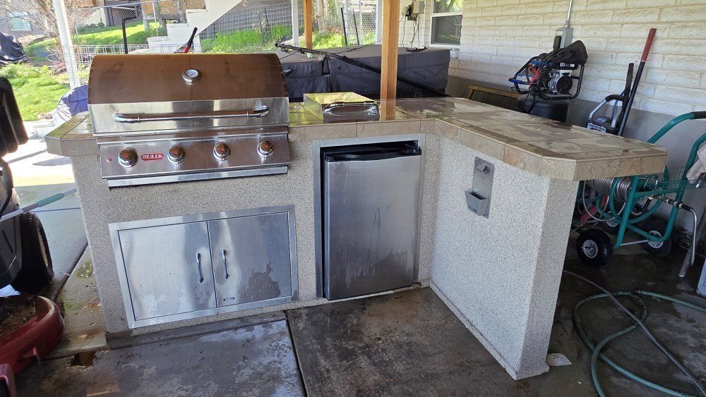 Outdoor Kitchen with Bull Appliance