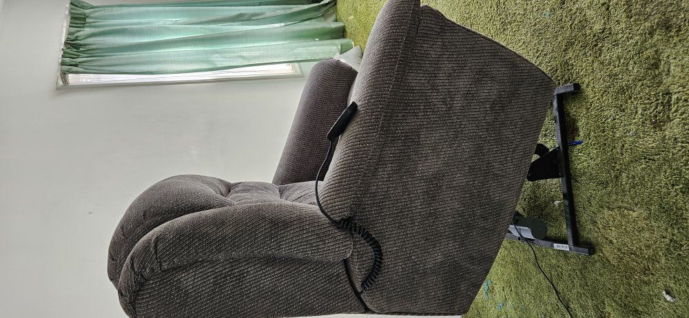 Southern Motion lift chair, lays flat