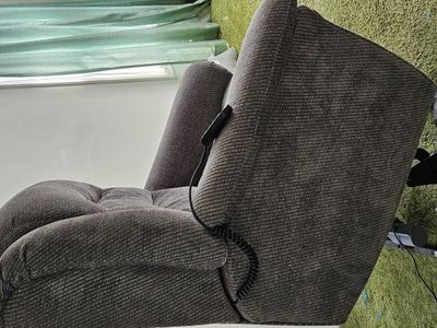 Southern Motion lift chair, lays flat
