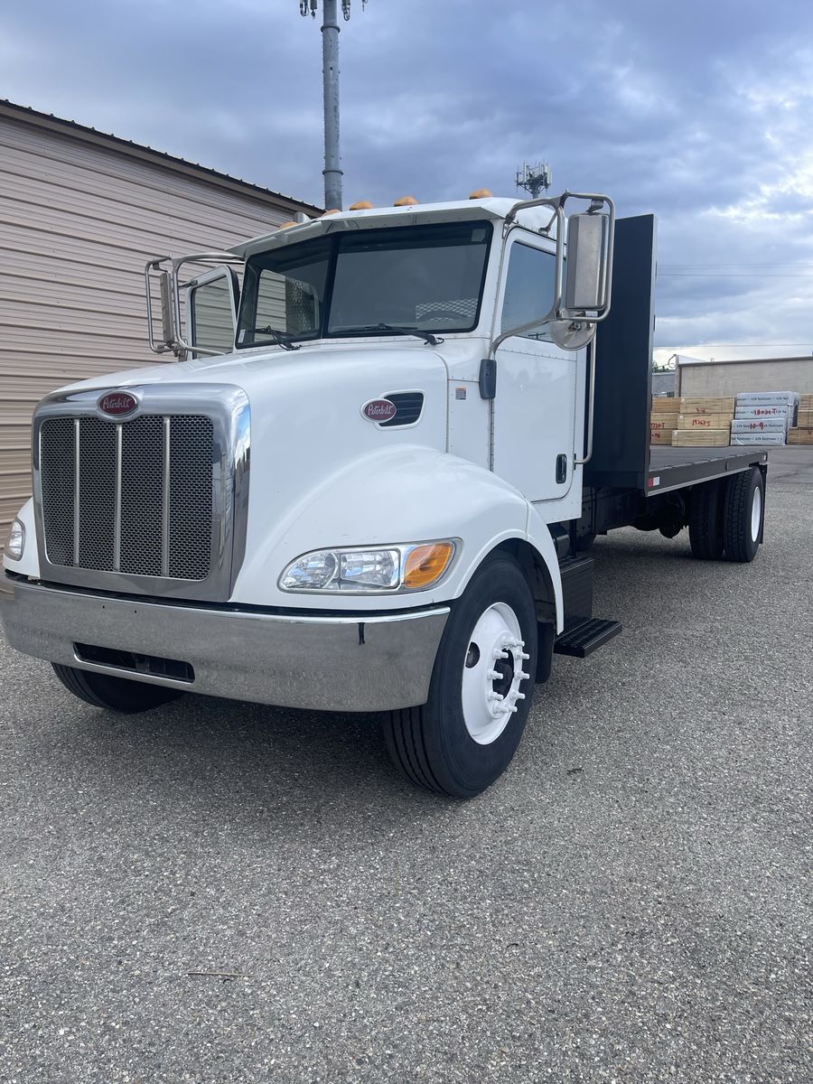 2009 Peterbilt 330 